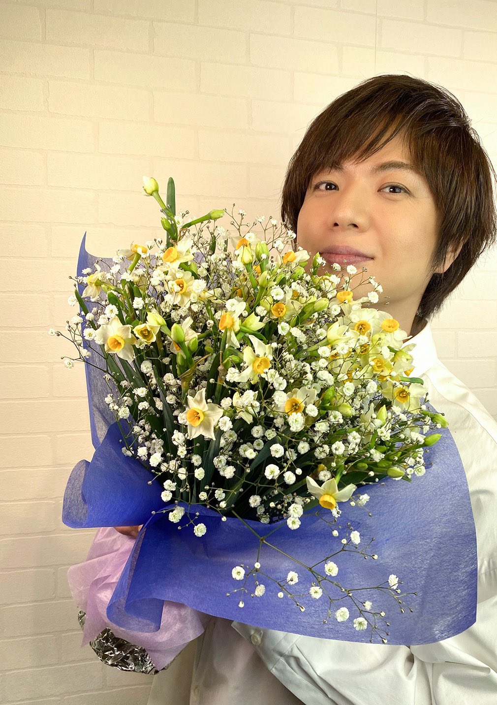 竹島宏スタッフ 公式 かすみ草 花言葉は 幸福 かすみ草と水仙の花束 水仙の花言葉は 希望 清楚な花同士まるで 互いを引き立てあうよう 今日も１日お疲れ様でした ひろネット 花便り 花言葉 花 水仙 かすみ草 感謝 絆 希望 幸福