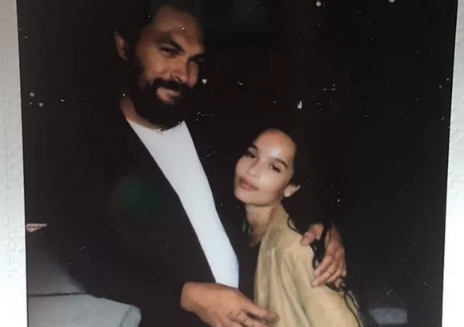 revistamonet's tweet photo. Jason Momoa e Zoë Kravitz trocam declarações de amor nas redes 15 dias após divórcio dele com a mãe da atriz https://t.co/acuCU7d3ud https://t.co/QjuP06NPRA