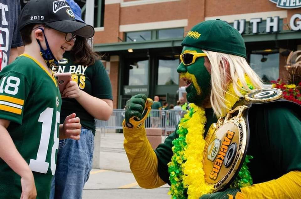 Packermania73's tweet photo. Packermania Picture of the Day! One of my all time favorite moments and pictures was celebrating this little Packermaniacs first time at Lambeau Field in a preseason game against the Jets; 8/21/21
#Packermania #lambeaufield #greenbaypackers #superfan #packerseverywhere #DHPF https://t.co/r3IlA0Tu3z