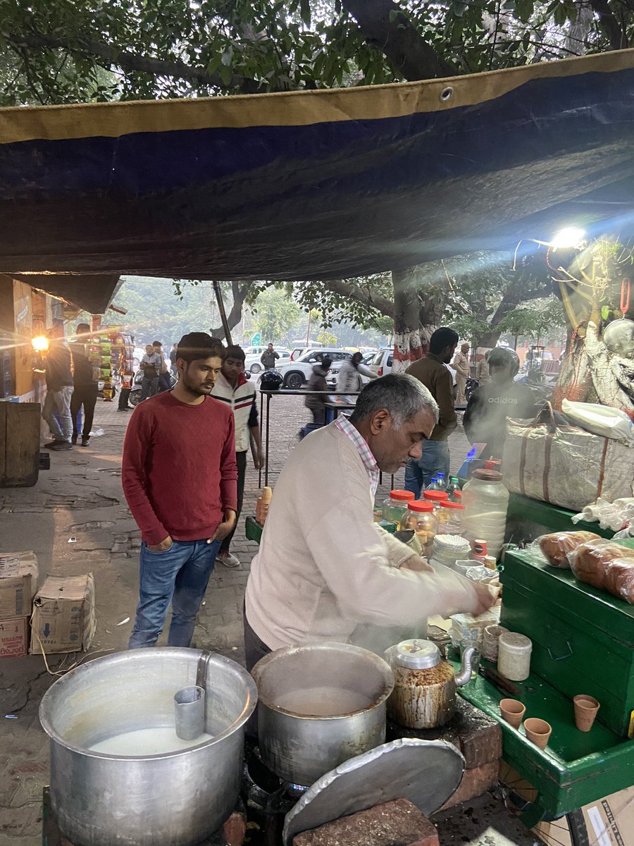 nikhil_lakhwani's tweet photo. लखनऊ का 'मंडी हाऊस'
लखनऊ के रिपोर्टर अमूमन यहीं इखट्टा होते हैं . ये जगह VVIP Guest House के बाहर है .
चाय मिलने के अलावा इस लोकेशन से लगभग सारी ही जगह, जहाँ रिपोर्टर का वास्ता हो सकता है वो पास पढ़ती हैं 😀😊
#Lucknow #UPElections2022 #electionscoverage https://t.co/6NRcT0I0ra