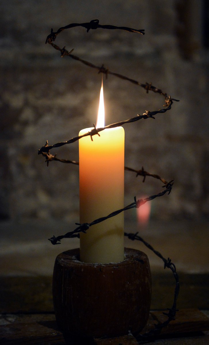 BritishArmy's tweet photo. On #HolocaustMemorialDay, we remember the Jewish, Roma, LGBT+, disabled and other victims of the Holocaust as well as those who have died from genocides. 

Today, we recommit ourselves to fighting against persecution and resisting prejudice and hatred. 

#LightTheDarkness https://t.co/3OGNGpmnfK