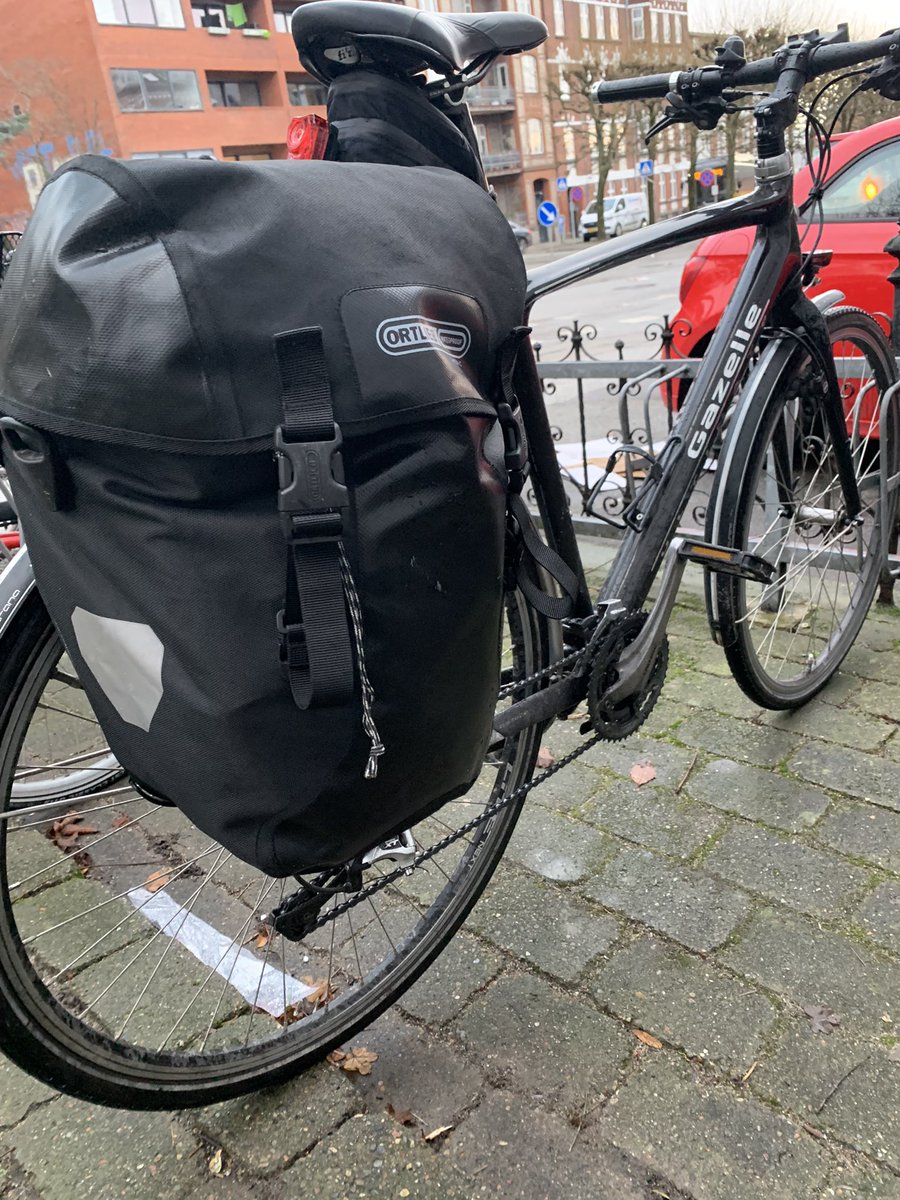 Jeppesriis's tweet photo. Korsfæst eller cancel mig! Jeg vil gerne slå et slag for cykeltasken - en uundværlig genstand i den moderne mands travle hverdag. https://t.co/Q8MozktaOm