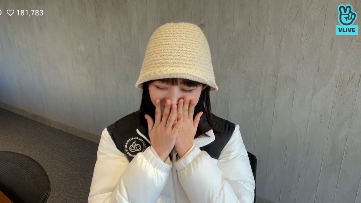 yyujinationn's tweet photo. rei's first solo vlive on ive's channel <3 https://t.co/z06V0Jznx6