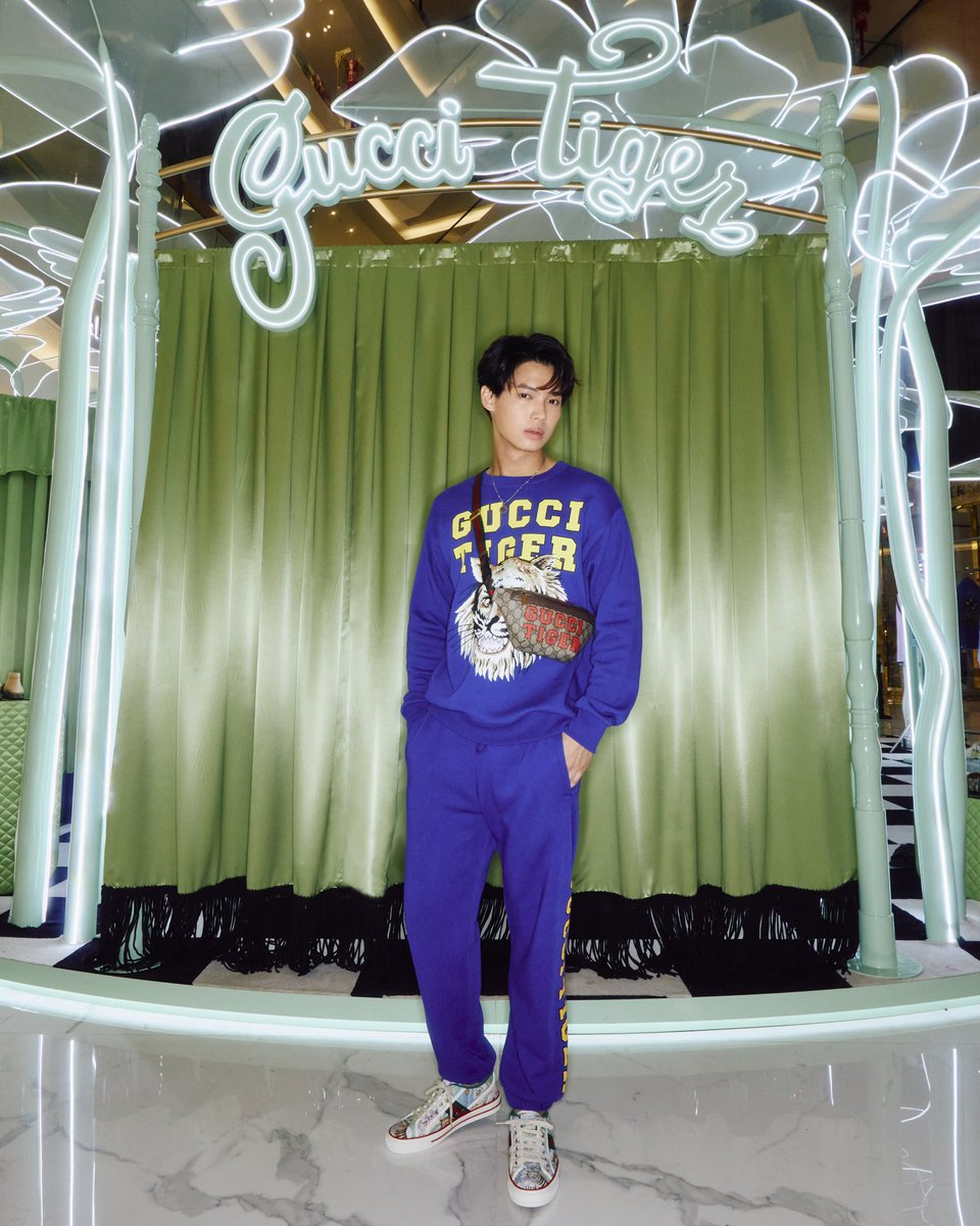 ELLEThailand's tweet photo. มาถึงบรรดาหนุ่มๆ สายแฟขวัญใจสาวๆ อย่าง วิน เมธวิน, กลัฟ คณาวุฒิ, ออฟ จุมพล และกัน อรรถพันธ์ ที่ Gucci Pop-Up ที่นำเสนอคอลเล็กชั่น 'Gucci Tiger' โดยเฉพาะที่ไอคอนสยาม ตั้งแต่วันนี้ถึง 6 กุมภาพันธ์นี้

#GucciTiger #winmetawin #gulfkanawut #offjumpol #gunatthaphan https://t.co/3eKnuhF4Cm