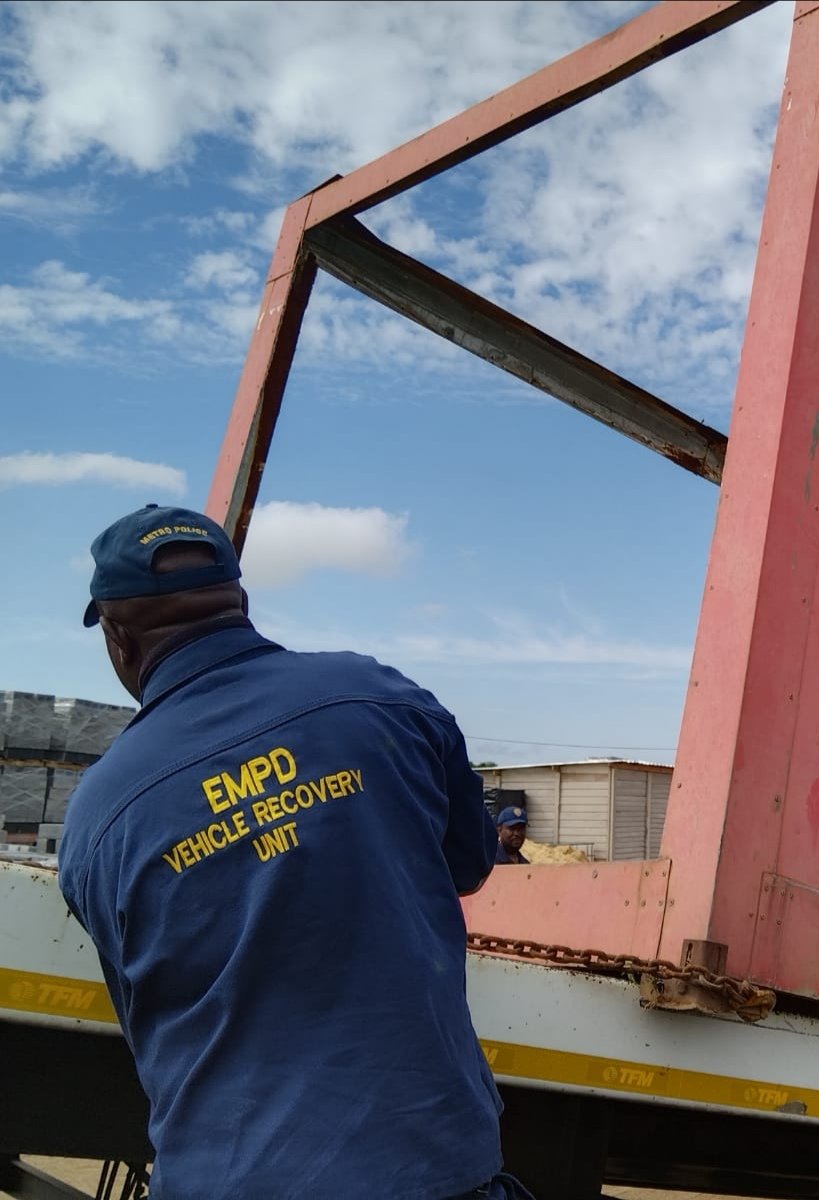 City_Ekurhuleni's tweet photo. Operation #Impempe that is currently underway in #Palmridge this morning also includes the integrated #Bylaws enforcement blitz where the #EMPD team is inspecting shops, illegally built structures, and identifying stolen vehicles in ๐ #Palmridge. https://t.co/lDfM7Y3Zuz