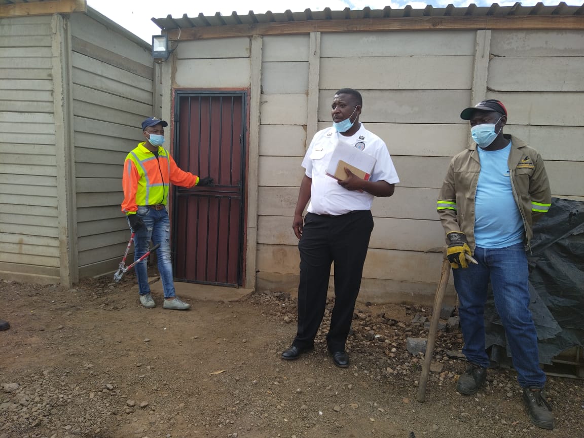 City_Ekurhuleni's tweet photo. Operation #Impempe that is currently underway in #Palmridge this morning also includes the integrated #Bylaws enforcement blitz where the #EMPD team is inspecting shops, illegally built structures, and identifying stolen vehicles in ๐ #Palmridge. https://t.co/lDfM7Y3Zuz