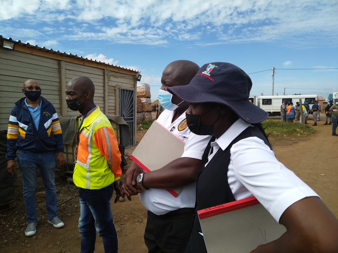 City_Ekurhuleni's tweet photo. Operation #Impempe that is currently underway in #Palmridge this morning also includes the integrated #Bylaws enforcement blitz where the #EMPD team is inspecting shops, illegally built structures, and identifying stolen vehicles in ๐ #Palmridge. https://t.co/lDfM7Y3Zuz