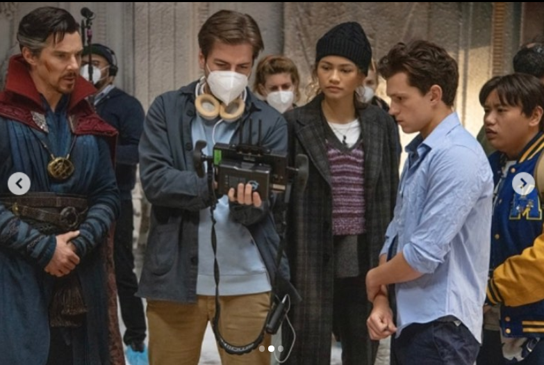 ninagoe's tweet photo. The gang's all here! Amazing BTS still of #SpiderManNoWayHome shared by Matt Kennedy. #BenedictCumberbatch #TomHolland #Zendaya #JonWatts #JacobBatalon https://t.co/9UnBOZ2sQU