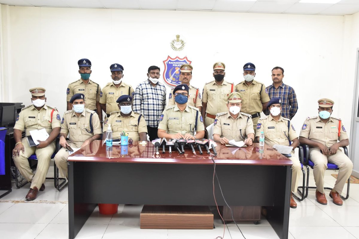 MalkajgiriCop's tweet photo. Swift action by the @meerpetps &amp; immediate arrest of notorious burglar within 4 hours &amp; #recovered 260 grams of gold ornaments, 25 grams of silver articles, net cash of Rs.200/-, one #lenovo laptop &amp; power bank, all w/rs. 13,10,000/-.
@mahmoodalitrs @TelanganaDGP @TelanganaCOPs https://t.co/90yPKZkCks