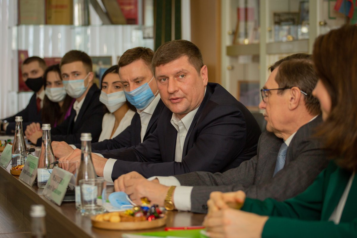 Активисты КубГАУ в неформальной обстановке встретились с мэром Краснодара Андреем Алексеенко, поделились своей деятельностью внутри вуза, мыслями и идеями по развитию университета.