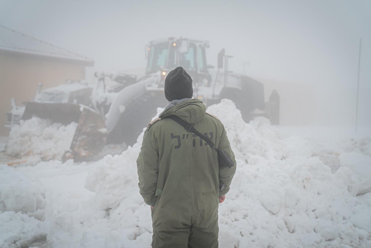 قوات جيش الدفاع تساعد في فتح الطرق التي غطتها الثلوج في مناطق يهودا والسامرة