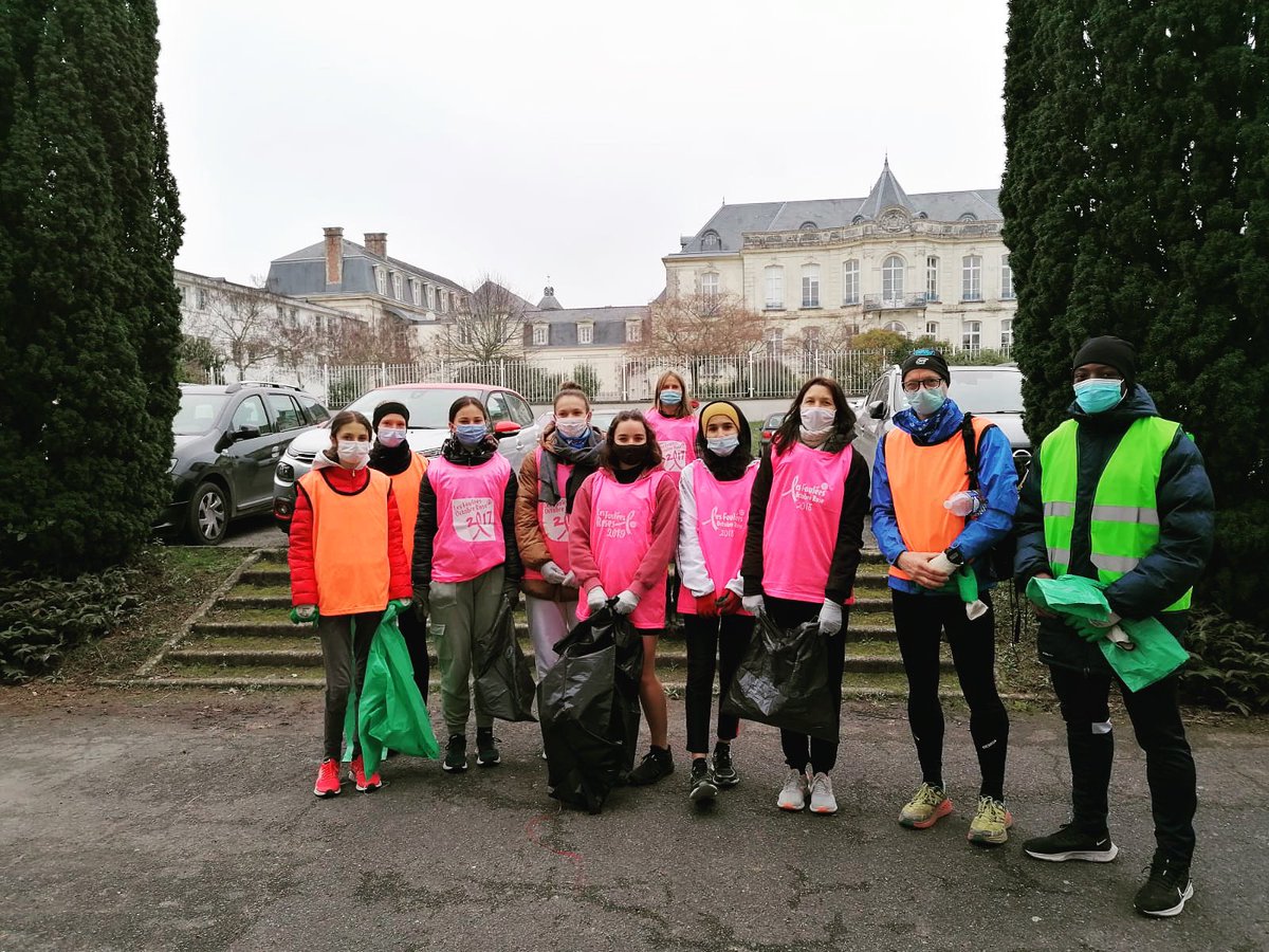 ASLyceedouanier's tweet photo. 1ere session de plogging pour les élèves de Rousseau et de Paré. Bravo à eux! ♻️🧤#plogging #UNSS https://t.co/t8PGalaKYa