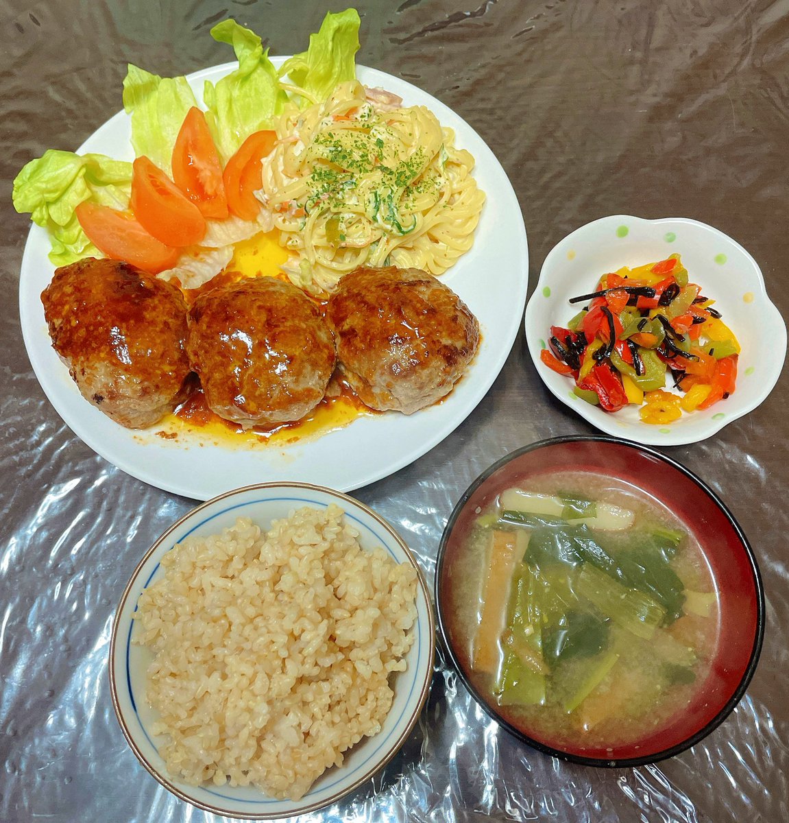 今日の ✨ハンバーグ ✨スパサラ （余ったタルタルと のレシピ参考。 味の素、あごだしつゆ、ポン酢を水分絞った野菜に混ぜ、余ったタルタルとマヨ、和辛子を混ぜた。） ✨パプリカ塩昆布和え ✨小松