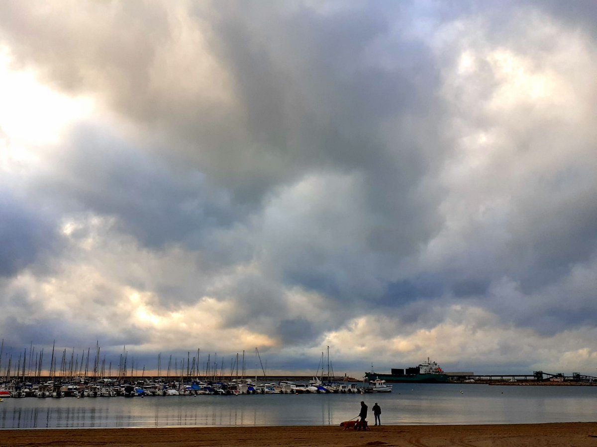 ¡Buenos días! Un día más, y ya van siete seguidos, las nubes vuelven a ser las protagonistas en el cielo de #Torrevieja. Hoy podrían dejar escapar alguna llovizna, pero nada importante. Las temperaturas serán similares a las de ayer. Fotos: Joaquín, Paco y Vicente Antonio.
