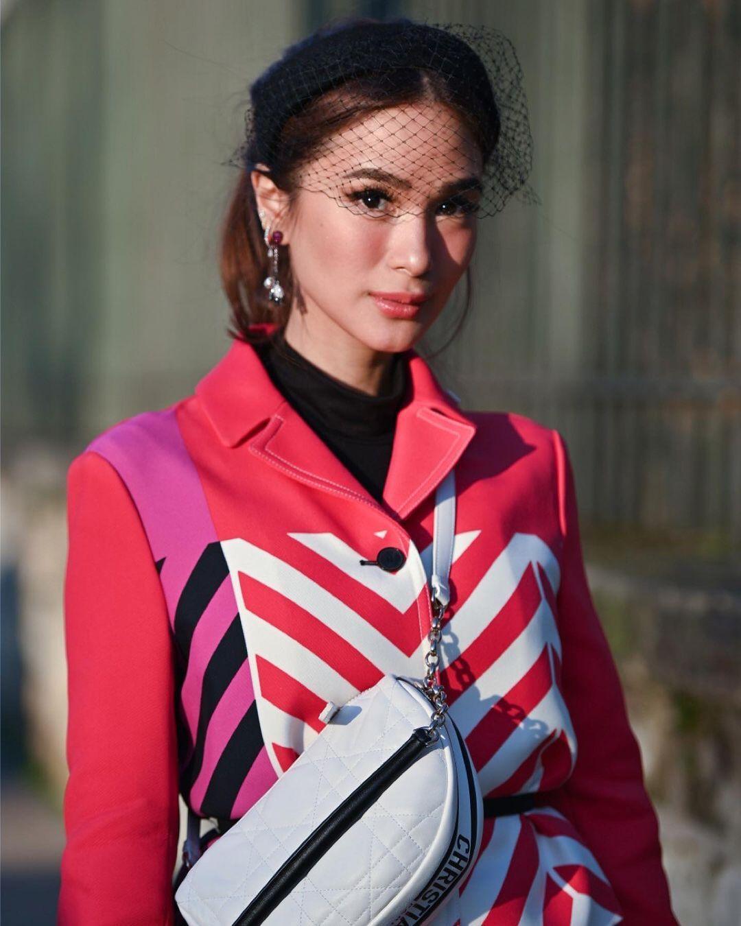 Heart Evangelista wears a blue bracelet, an orange Vuitton bag shaped  News Photo - Getty Images