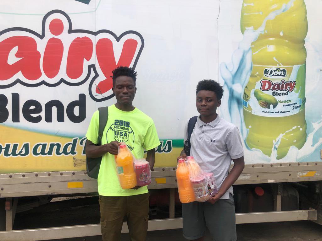donproductszm's tweet photo. Kay Phiri, Fos Ter Jr &
Craig Sane came through to pick up their hampers, you could be next. #JuiceUp #LikeADon https://t.co/AUNoPkBVFe