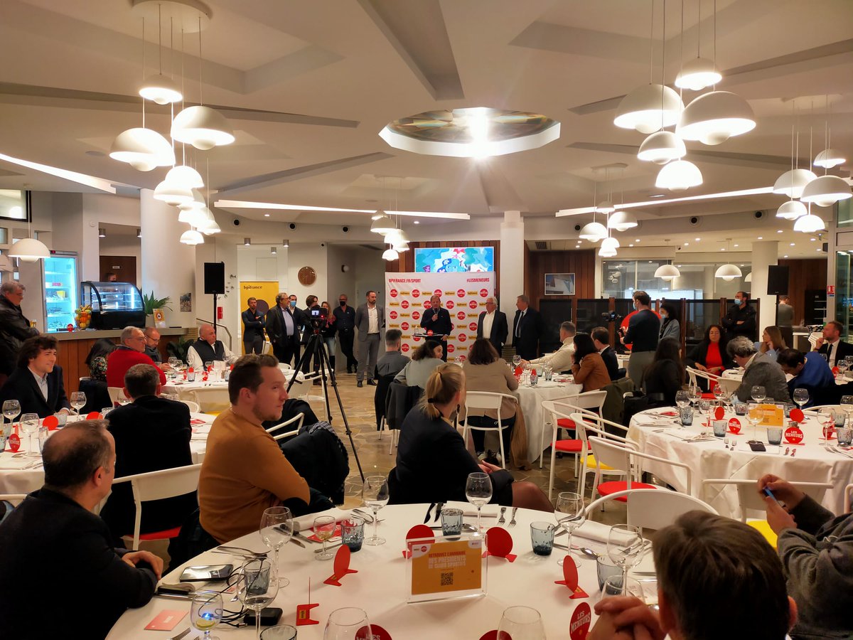 patricebegay's tweet image. Un Meneur c'est ce commandant de bord,qui fédère &amp;amp; rassemble contre vents et marées,qui garde le calme dans la tempête avec 1 point GPS loin, 1 optimisme sans faille. #LesMeneurs de toutes les Régions 🇫🇷 réunis autour du sport, du business entre solidarité &amp;amp; partage @CNMarseille.