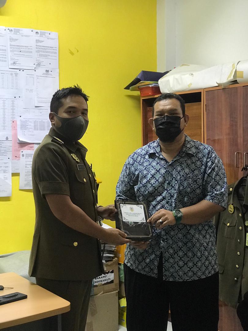 27 Januari 2022 | Khamis

Kunjungan hormat Ketua Pegawai AADK Besut ke Pejabat RELA Daerah Besut sbg tanda penghargaan atas kerjasama &amp; kolaborasi bersama. T.kasih di ats kehadiran pihak tn ke pejabat kami.

@RELA_Terengganu 
<a href="/AADKMalaysia/">Agensi Antidadah Kebangsaan Malaysia</a> 

#setiaberbakti
#kitajagakita