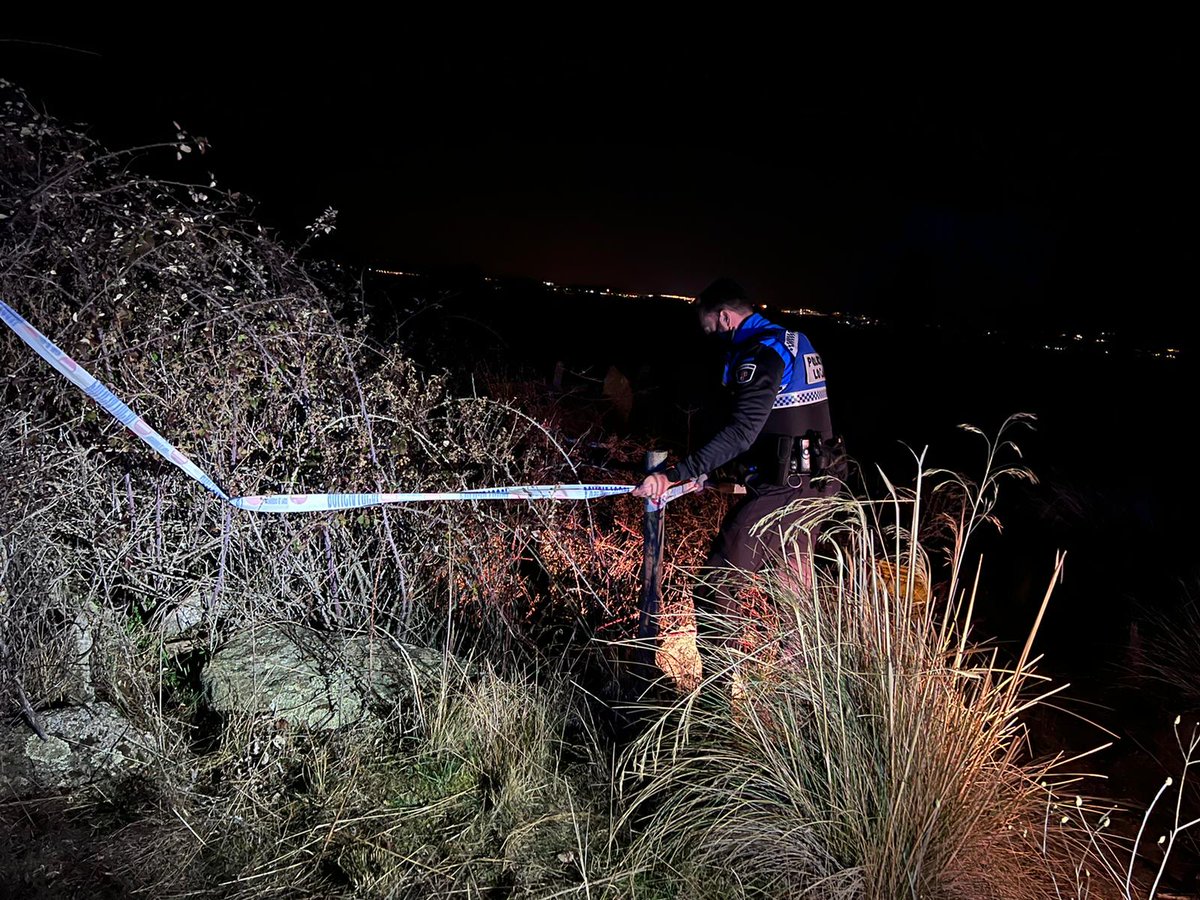 En Narrillos de San Leonardo, a petición del pedáneo, #PolicíaLocalÁv ha precintado 3 pozos que presentaban peligro para los vecinos.

También se ha informado a los dueños para que adopten medidas, por el riesgo que implica.

#Ávila