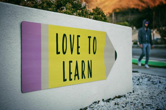LogoDender's tweet photo. In de vorming 'Geluk in de klas' neemt Gezond Leven je mee in de wereld van geluk. De online vorming gaat door op 16 maart van 14u tot 15u30. Er is een sessie voor het lager onderwijs en eentje voor het secundair onderwijs. https://t.co/8iPahzNI4D https://t.co/FshsSDfvc7