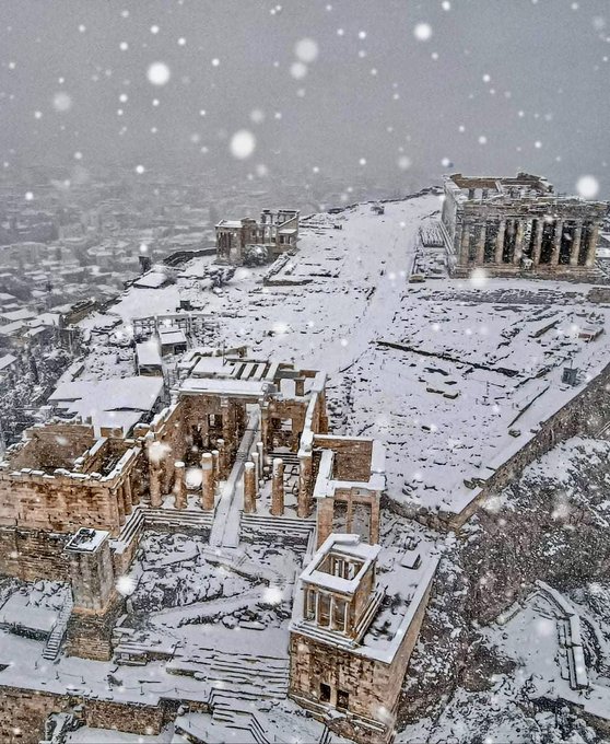 eviguera's tweet photo. Foto de la nevada del Lunes en Atenas..... https://t.co/R6Vo6JKYiU