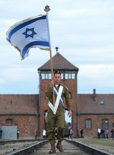 AntifaErfurt's tweet photo. #Niewieder heißt: Nie wieder schutzlos!

"Der Staat Israel darf nicht so erscheinen, dass er dem, was geschehen ist, Sinn verleiht. Was geschehen ist, verleiht dem Staat Israel einen Sinn, der darin besteht, die Wiederholung dessen, was geschah, zu verhindern." (Gerhard Scheit) https://t.co/0GrpjA9yk1