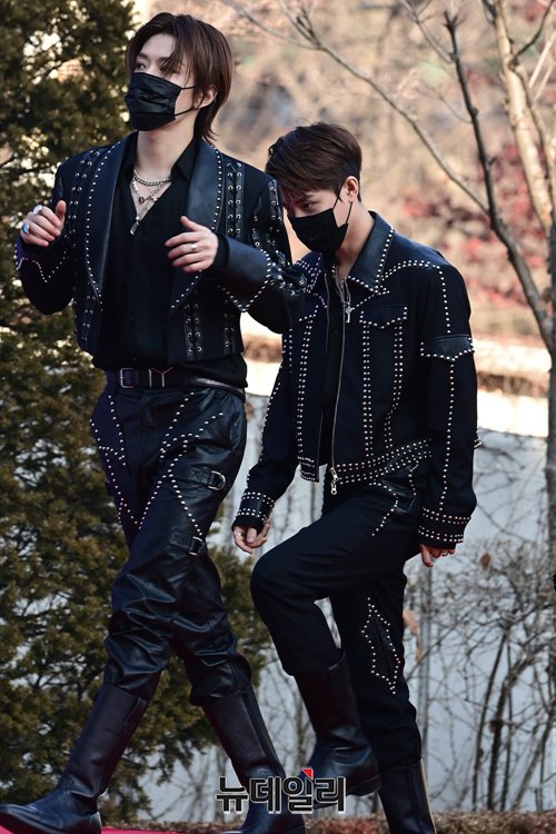 SM_NCT's tweet photo. [PRESS] 220127 #NCT127 at the 11th Gaon Chart Music Awards Red Carpet

#TAEIL &amp; #YUTA https://t.co/WgM9dGbAmm