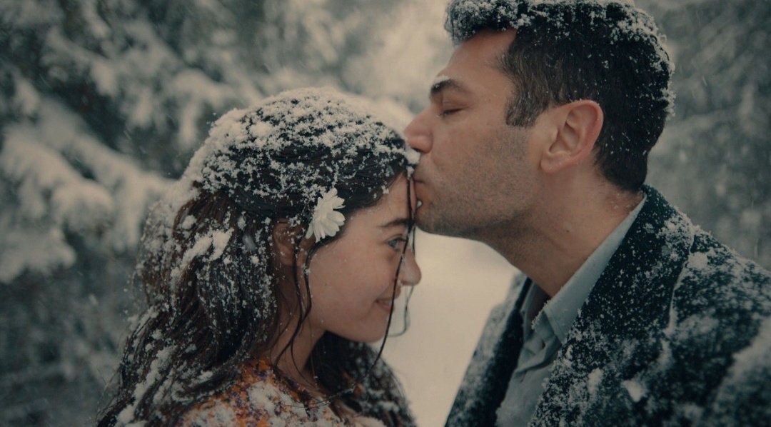 DTural's tweet photo. #Aziz dizisinde bu hafta romantik anlar yaşanacak. Yani diyeceğim o ki #AzEf gümbür gümbür geliyor. 😍 https://t.co/uEmjoyjjlt
