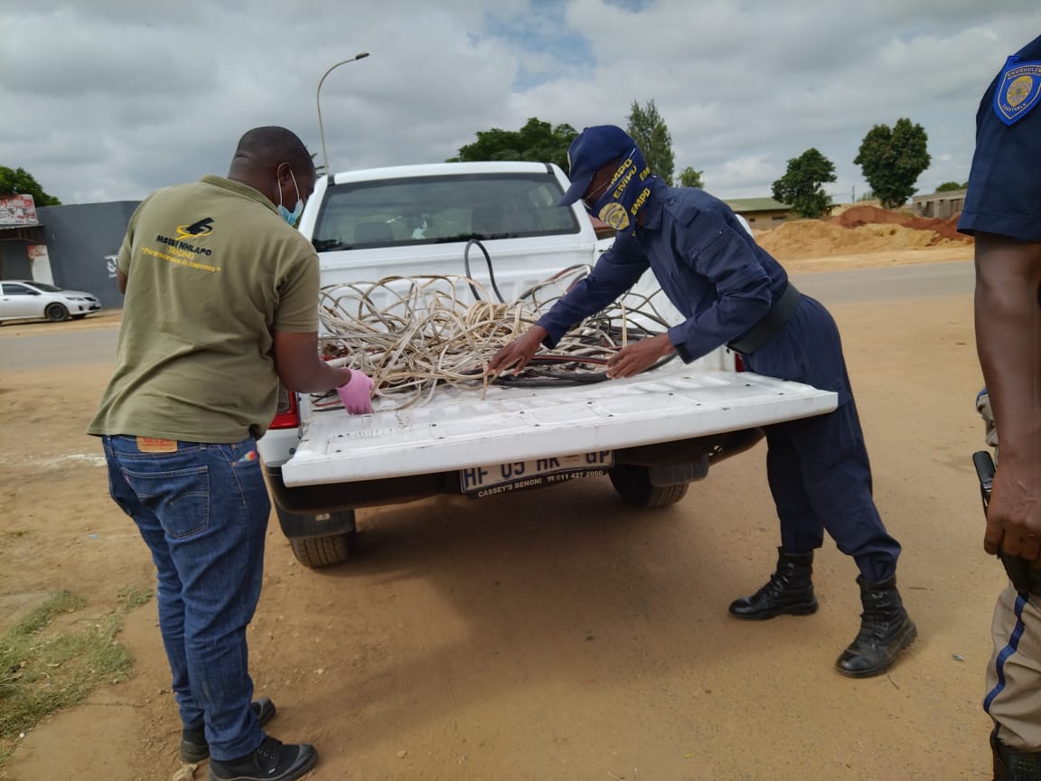 City_Ekurhuleni's tweet photo. โ Operation #Impempe is still underway. The team on the ground is attending to electricity meter boxes that have been tampered with and disconnecting illegal electricity connections in various households in ๐ #Palmridge https://t.co/EAF9DCfUTl