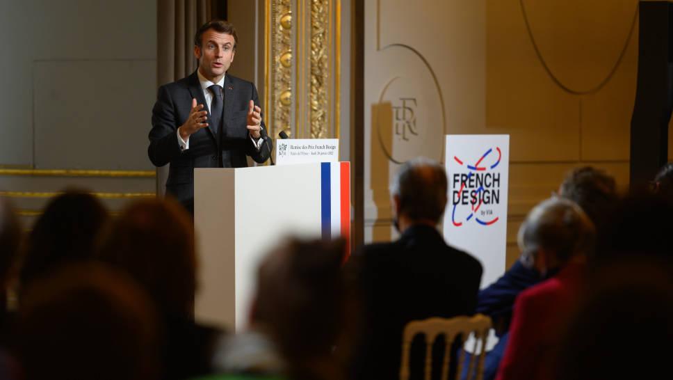 Pourquoi Emmanuel Macron a-t-il cajolé les designers français à l’Élysée

Vantant le “formidable esprit français”, il s’est livré à un bilan satisfait de son action en la matière. Qui masque une réalité moins brillante. 

🔎 telerama.fr/sortir/emmanue…
Par <a href="/xdejarcy/">Xavier de Jarcy</a>