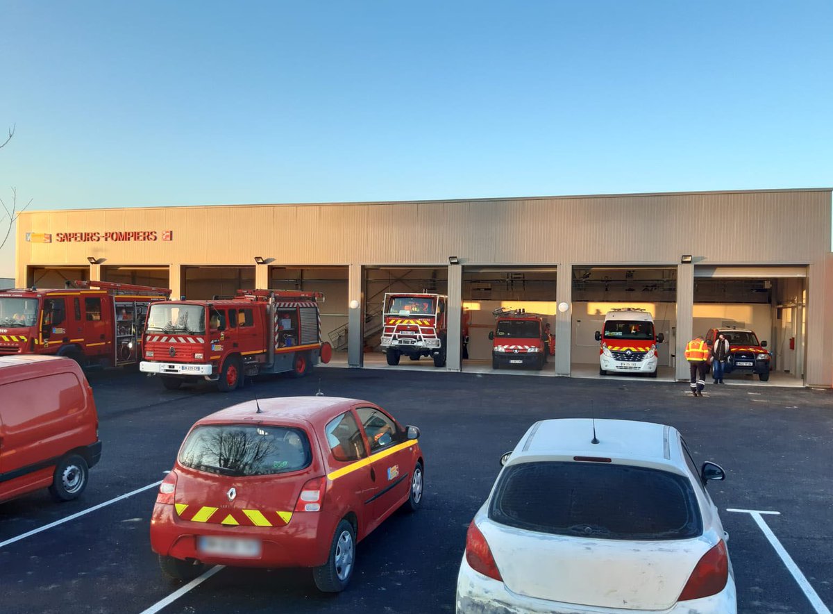 sdis84's tweet photo. #caserne #intercommunale #Entraigues : mise en service opérationnelle aujourd'hui du nouveau centre de secours "La Garance" regroupant les anciens centres d'#Althen #Entraigues, avec la visite de plusieurs élus dont les maires d'Althen-des-Paluds et d'Entraigues-sur-la-Sorgue https://t.co/SssUEQLQWw