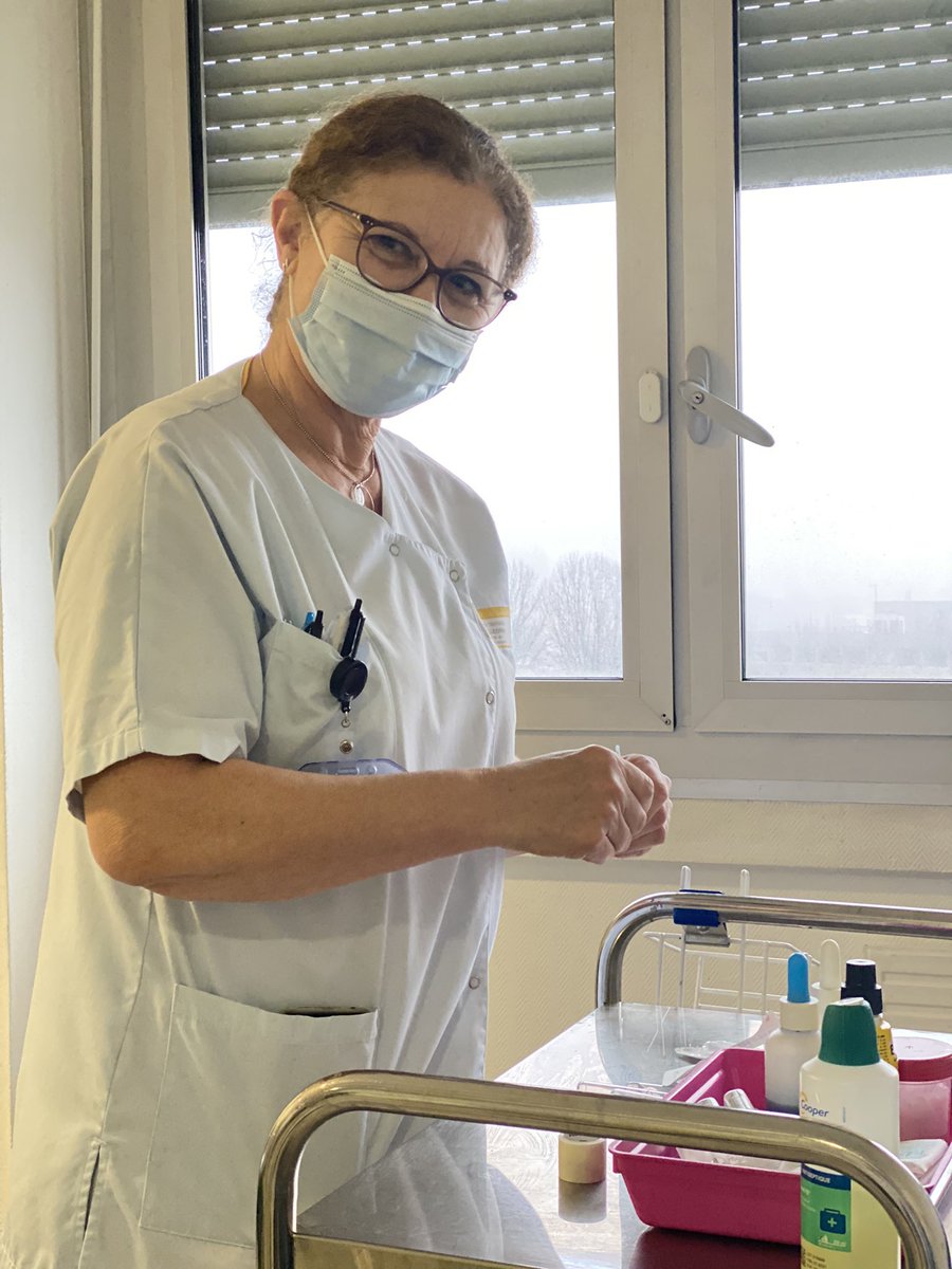 [Portrait] Isabelle, infirmière en Maladies Infectieuses depuis 33 ans. Elle a connu les heures sombres du #VIH et a traversé avec nous la pandémie #COVID19. Investie dans le soin &amp; la prévention (#IST #PrEP) : tu nous es tellement précieuse. 🙏🏼 à toi et à tous les IDE engagés 👏🏼