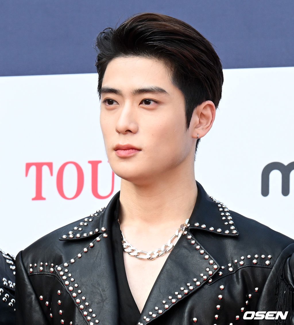 vivaskinfood's tweet photo. Ngeri banget ya jaehyun tuh 👀
#jaehyun 
 #GaonChartMusicAwards https://t.co/H7WGLPiKGR