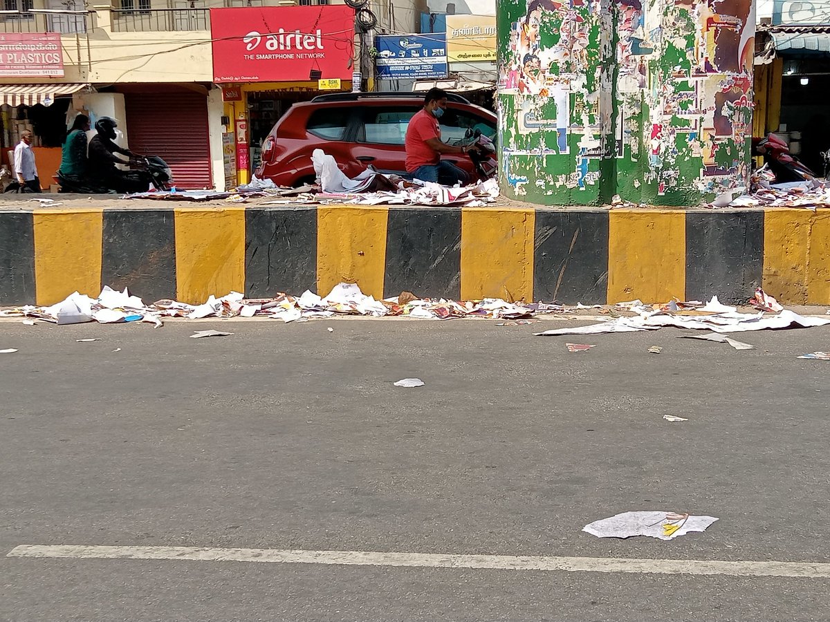 MyNameisJenu's tweet photo. @CbeCorp ஒரு வேண்டுகோள். தேர்தல் நடத்தை விதிமுறைகளைப் பின்பற்றுவது அவசியம் தான். ஆனால் கிழிக்கப்பட்ட போஸ்டர்கள் குப்பையாக சேர்ந்து, காற்றில் சிதறி, போக்குவரத்திற்கும்  பாதிப்பாகிறது. இது போன்று செய்வதைத் தவிர்த்திருக்கலாம். கோவை மாநகரின் முக்கிய சாலைகள் குப்பையாக காணப்படுகிறது. https://t.co/gRYEbnRBiM