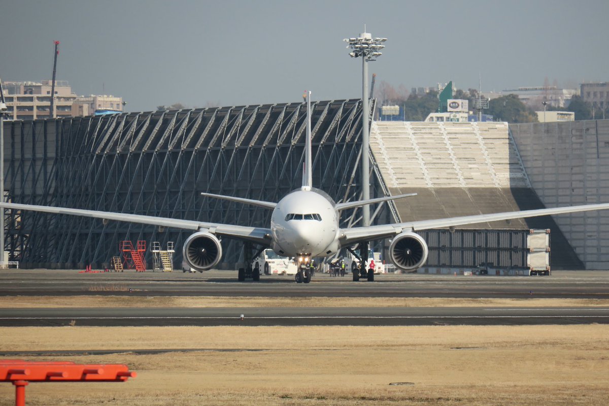 take_flight0115's tweet photo. 2022年1月26日 14:12
トーイングカーとの接続も解除されたのち暫く、その場で待機していたJA009D。
その間、離発着便が次々と行き交い、それらが滑走路上から姿を無くすのを待っていた様です。
その後、関係者の皆さんに見送られながら離陸に向けてタキシングが開始されました。
#JAL、#JA009D https://t.co/rbn8uGkSHg