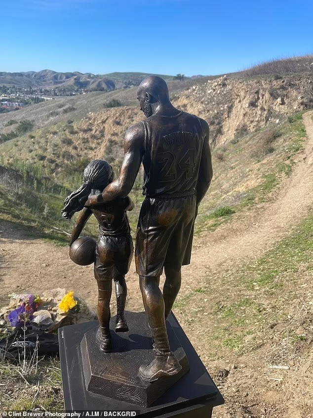DailyMailCeleb's tweet photo. The loving tribute depicts Kobe looking adoringly down at daughter Gianna

+ And Gianna is depicted carrying a basketball while looking up to her father https://t.co/jIdbsgLGJF
