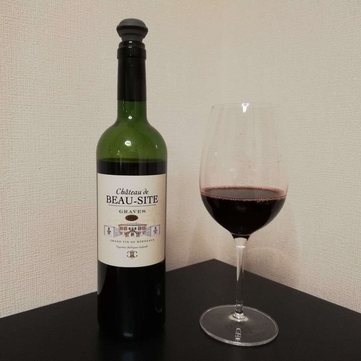pirarucu2021's tweet photo. 《本日のワイン》
■名称/種別:Chateau de BEAU-SITE/赤
■産地:フランス/ボルドー
■品種:メルロー、C.S.、C.F.、プティ・ヴェルド
■お気入り度:★4
■メモ:ベリー系果実、プルーン、タバコの香り。余韻に天草も感じる。存在感のあるタンニン。JALビジネスクラスで提供。
#ワイン #BeauSite https://t.co/FlZXvTa0lI