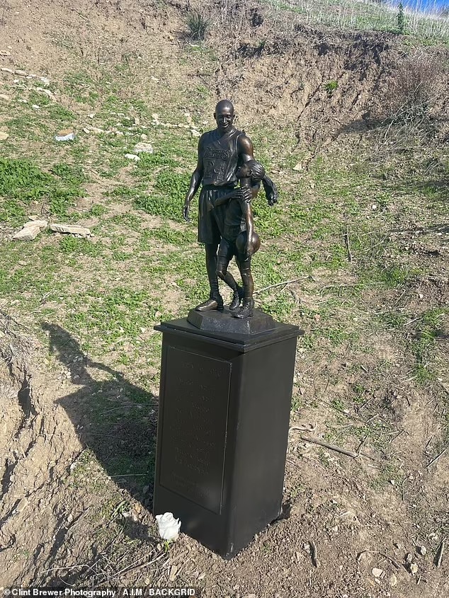 DailyMailCeleb's tweet photo. The loving tribute depicts Kobe looking adoringly down at daughter Gianna

+ And Gianna is depicted carrying a basketball while looking up to her father https://t.co/jIdbsgLGJF