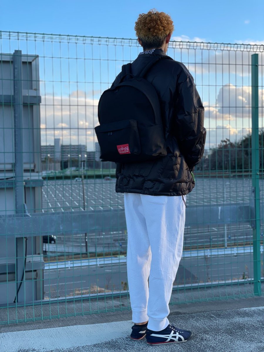 mp_expocity's tweet photo. 【Big Apple Backpack 】
⁡
number:#MP1211
Color: Black 
Price:¥12,760(tax in)
Size:横34×高さ44×マチ14cm
⁡
Staff:182cm https://t.co/s0P1V6lFCb