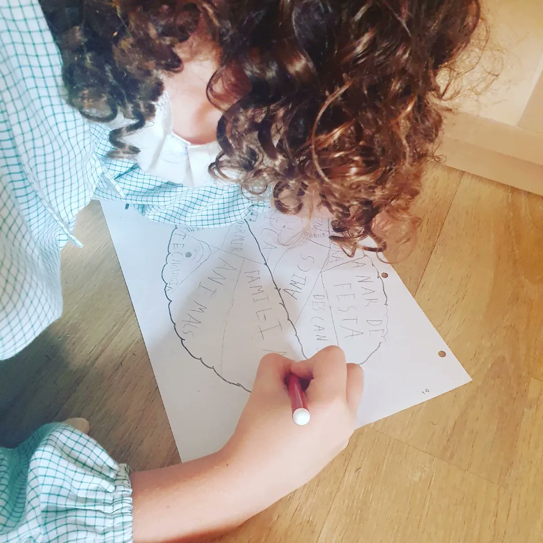 Safasp1's tweet photo. QUÈ HI TENS A LA CLOSCA? Els alumnes de cinquè fan una activitat a Interioritat on parlen sobre les emocions, les amistats, la família, les seves inquietuds, aficions, etc. En definitiva, es tracta que extreguin, mitjançant un diàleg dinàmic, tot allò que tenen a la closca! https://t.co/lktRXnyJlQ
