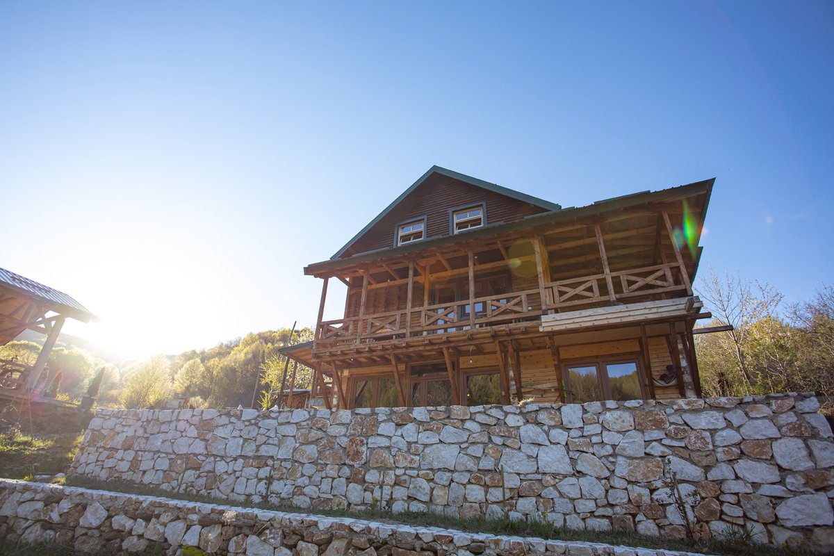SlowFoodMacedon's tweet photo. 🏡Во куќата од камен и дрво, во срцето   на Маврово се  наоѓа Планинарски дом Царевец.
☕️Вистинскиот елексир се планинските чаеви, а „силата што преку  уста влегува“ е преку пројата со коприви, бакардан со печурки,  овчо сирења од околните бачила...
 https://t.co/EIePhqOiXl https://t.co/HHHmFLSeew
