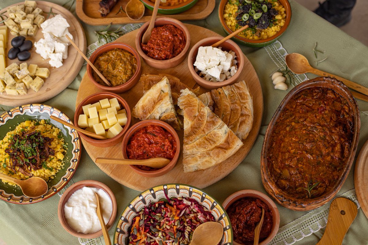 SlowFoodMacedon's tweet photo. 🏡Во куќата од камен и дрво, во срцето   на Маврово се  наоѓа Планинарски дом Царевец.
☕️Вистинскиот елексир се планинските чаеви, а „силата што преку  уста влегува“ е преку пројата со коприви, бакардан со печурки,  овчо сирења од околните бачила...
 https://t.co/EIePhqOiXl https://t.co/HHHmFLSeew