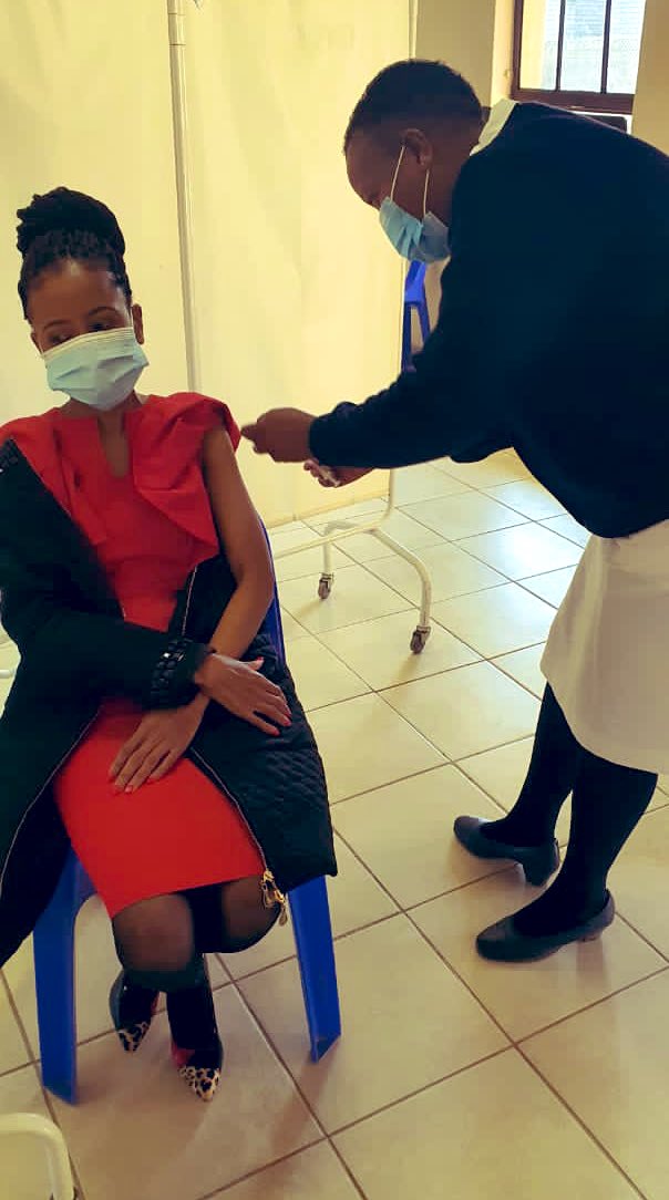 SeramePeggy's tweet photo. Research suggests that getting a booster dose can decrease our risk of infection and severe illness with COVID-19. Below are the FAQs from the @MoHWBotswana for all of us to familiarise ourselves and do the right thing. #ArmReady #VaccinesSaveLives https://t.co/euP2MDy7PA