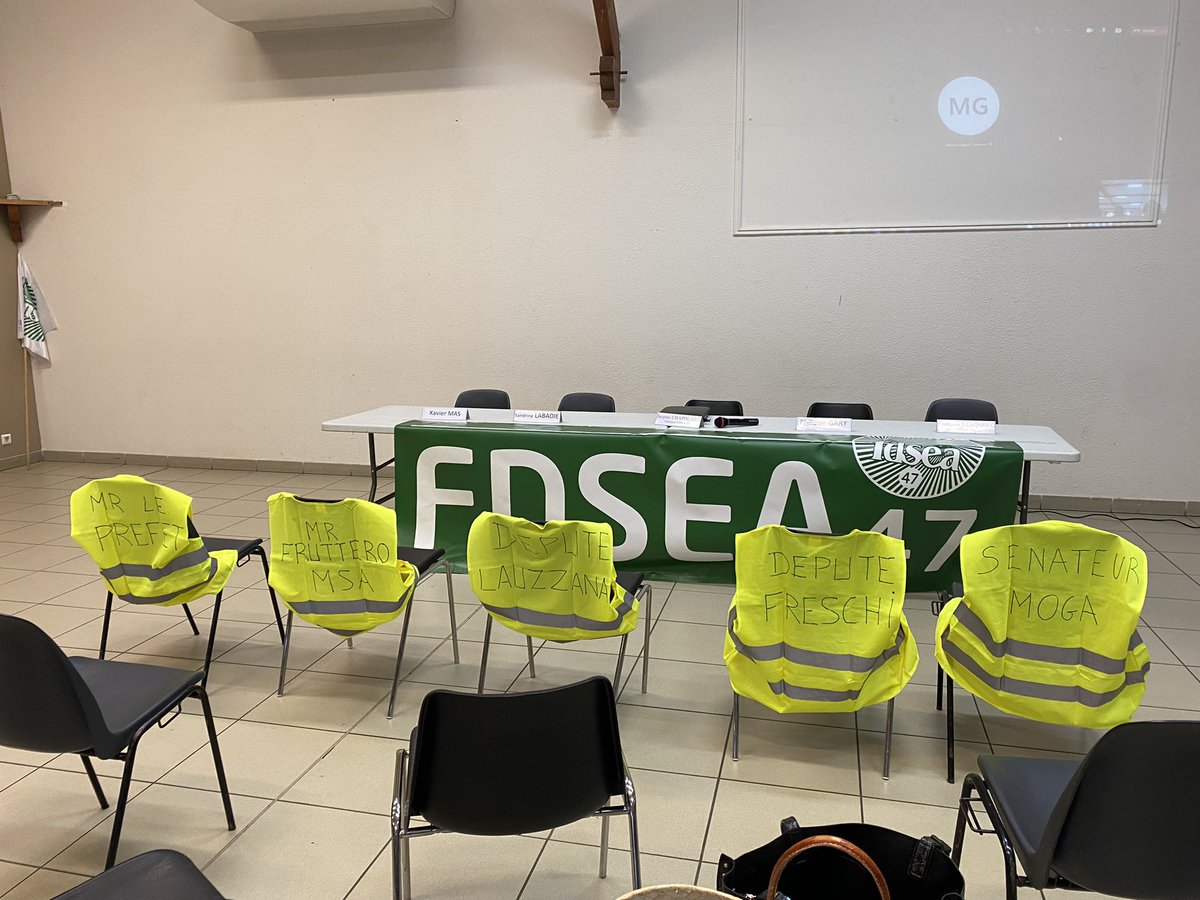 [Congrès FDSEA47] 
Début du congrès, les chaises des officiels restent vides ! <a href="/Prefet47/">Préfet de Lot-et-Garonne 🇫🇷 🇪🇺</a> <a href="/AVFreschi/">Alexandre Freschi</a> <a href="/msa_dlg/">MSA Dordogne, Lot et Garonne</a> <a href="/lauzzanamichel/">Michel Lauzzana 🎗️</a> <a href="/CBonfantiDossat/">Christine BONFANTI-DOSSAT</a>
