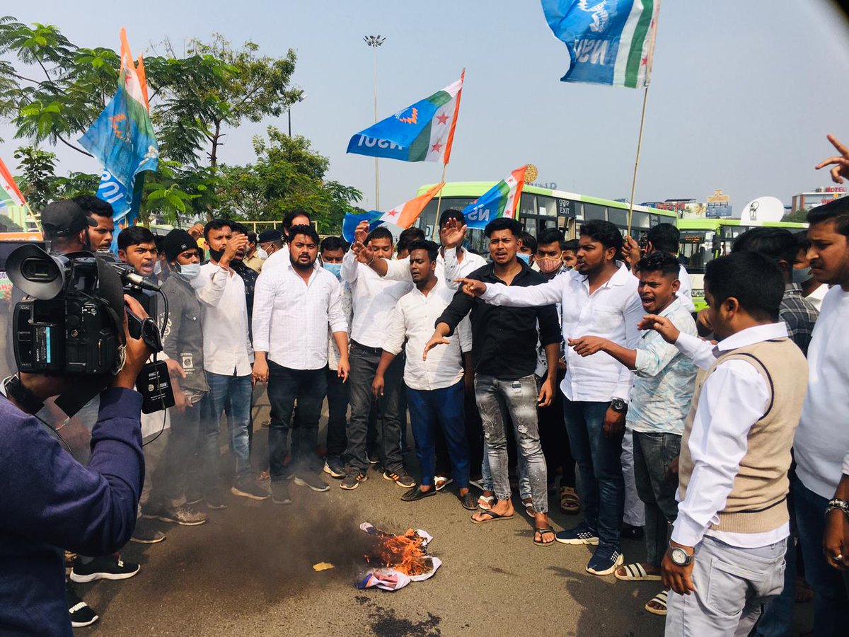 nsui's tweet photo. NSUI Odisha State President @yashir_nawaz and other activists demonstrated in Bhubaneshwar on the following student issues -
• RRB NTPC Revised Result
• No CBT 2 in Group D exam
• Postpone NEET PG Exam
• Extra Attempt for all
• Bhadrak Autonomous college scam in admissions https://t.co/i7kKhwsZ9x