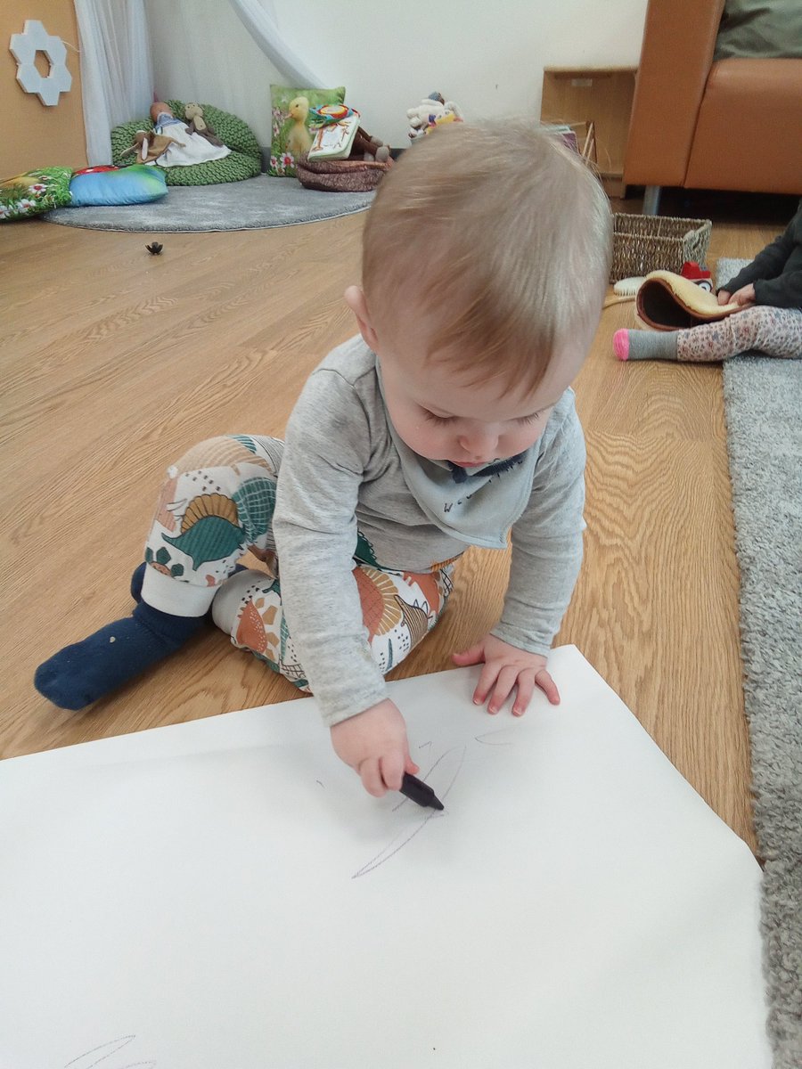 AshbridgeMaxy's tweet photo. We have been mark making with crayons in Snowdrops this morning and have been exploring the texture of tinfoil and foam #earlymarkmaking #sensoryfun #foamplay #exploringtextures https://t.co/BLL0EsGmKN