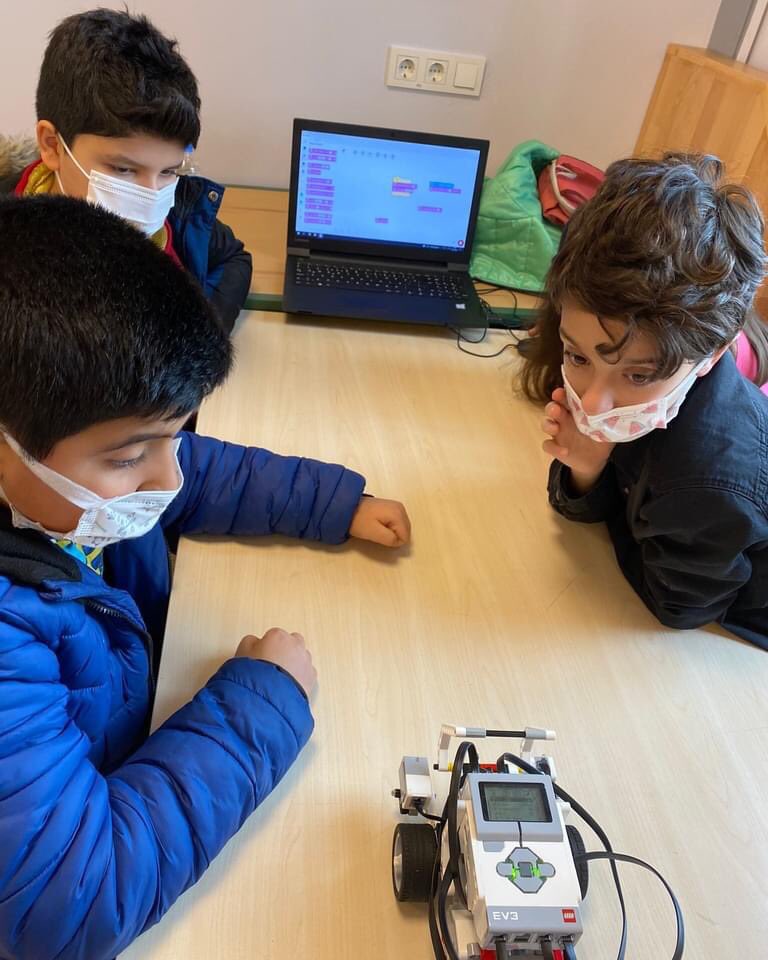 PayasStem's tweet image. Bilim Kampı&apos;mızda öğrencilerimiz Ev3 robotlarda mesafe sensörünü öğrenip engelden kaçan robot yaptılar.

#payastemgeleceğikurgular #payastem #ev3robotics #stem #steam