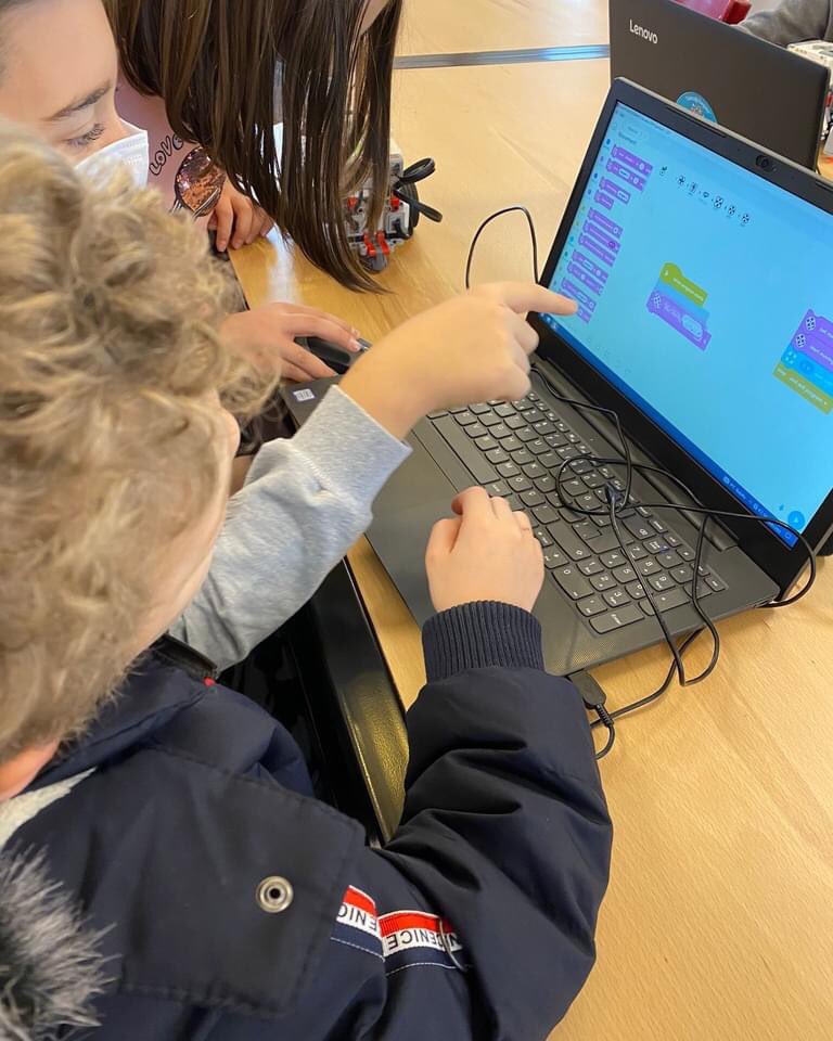 PayasStem's tweet image. Bilim Kampı&apos;mızda öğrencilerimiz Ev3 robotlarda mesafe sensörünü öğrenip engelden kaçan robot yaptılar.

#payastemgeleceğikurgular #payastem #ev3robotics #stem #steam