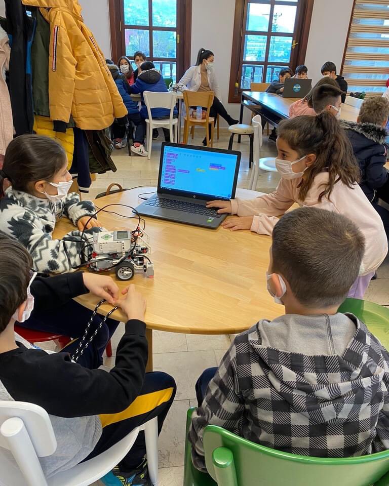 PayasStem's tweet image. Bilim Kampı&apos;mızda öğrencilerimiz Ev3 robotlarda mesafe sensörünü öğrenip engelden kaçan robot yaptılar.

#payastemgeleceğikurgular #payastem #ev3robotics #stem #steam