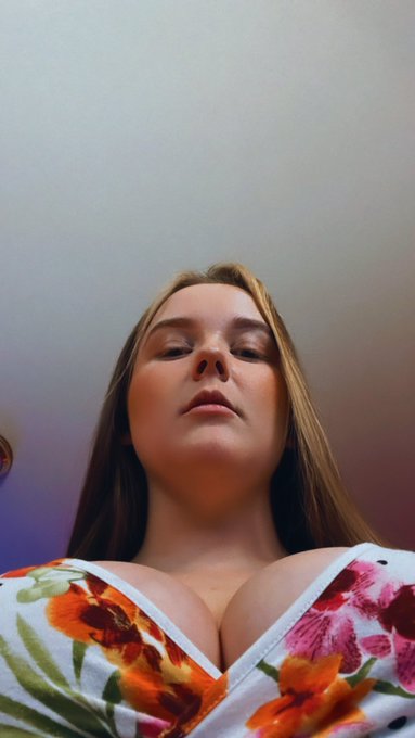 come watch my twitch stream&hellip;.OR ELSE 🔪🔪 https://t.co/zAeLlPDAEQ